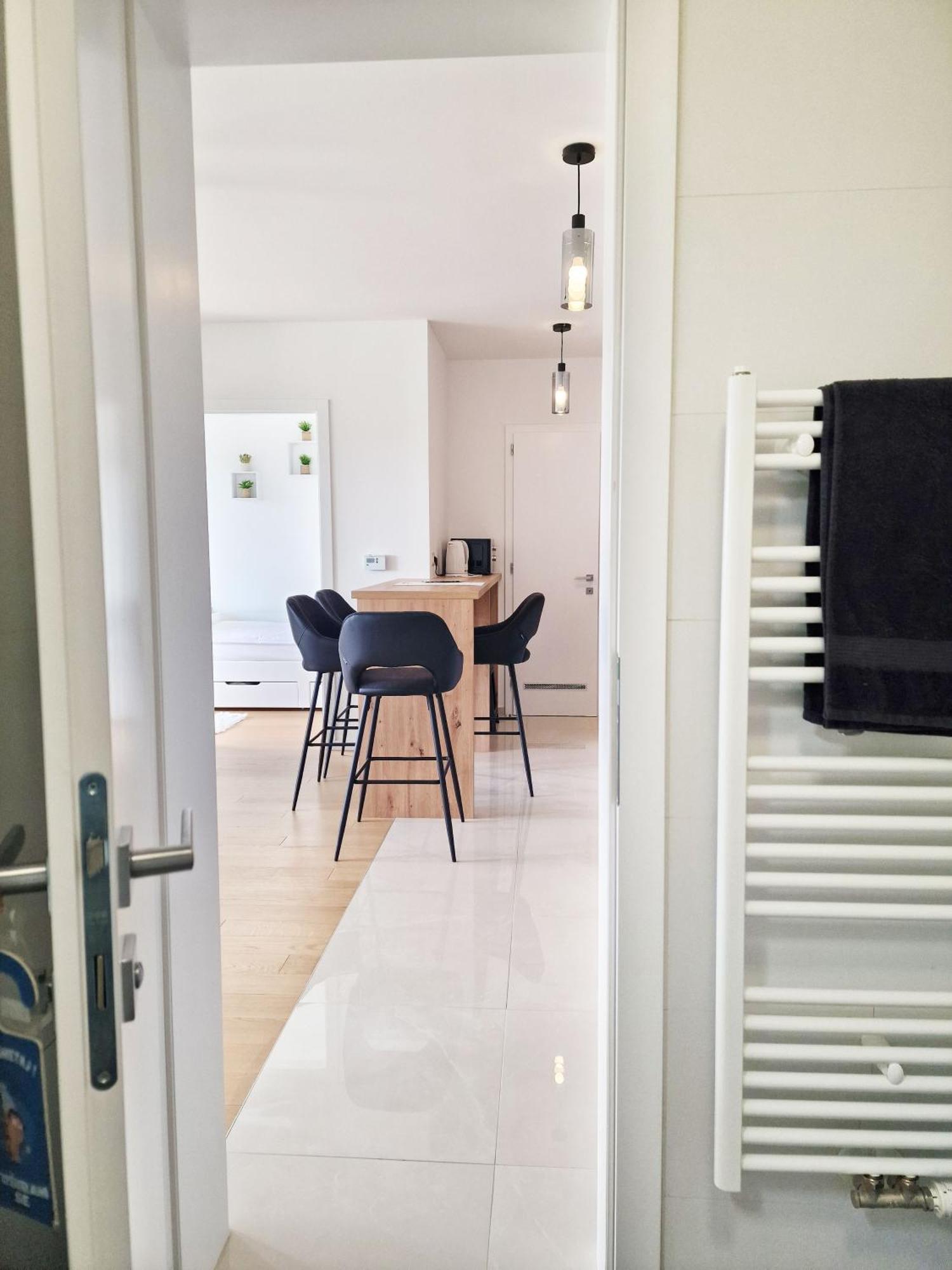 Queen Apartment *