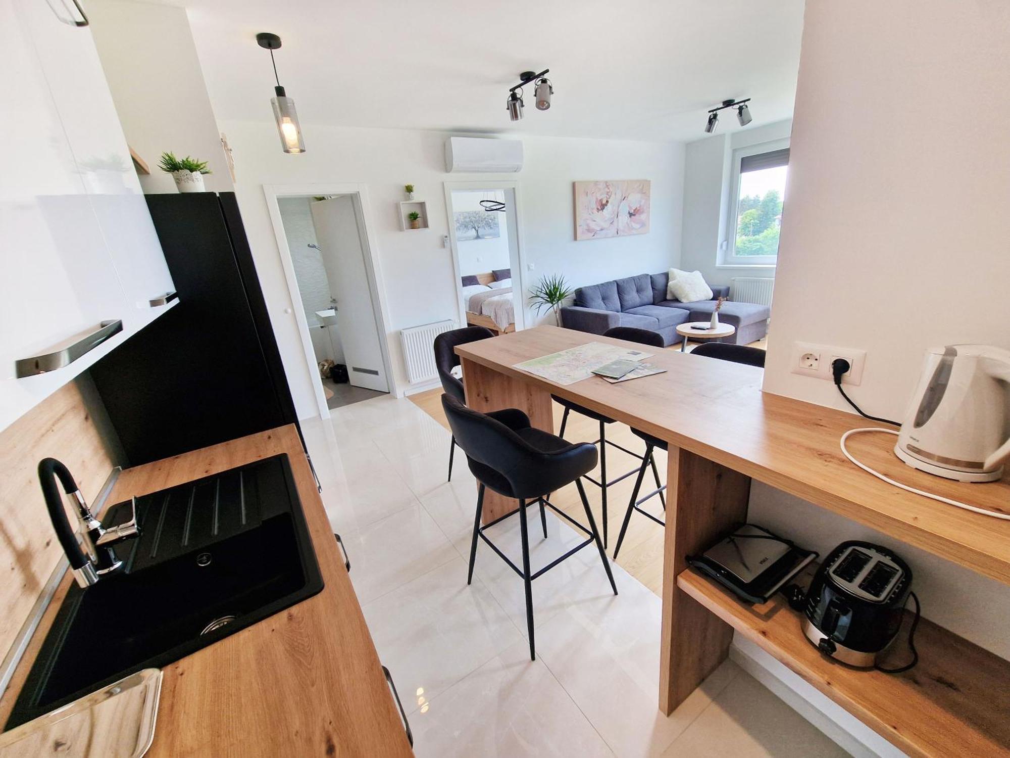 Queen Apartment *